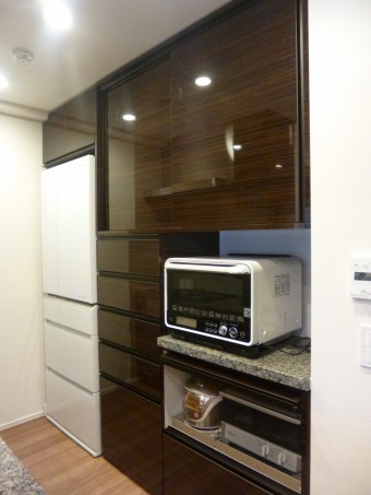 キッチンに合わせてオーダーで背面収納を造作